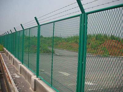 如何選擇公路護(hù)欄網(wǎng)？ 